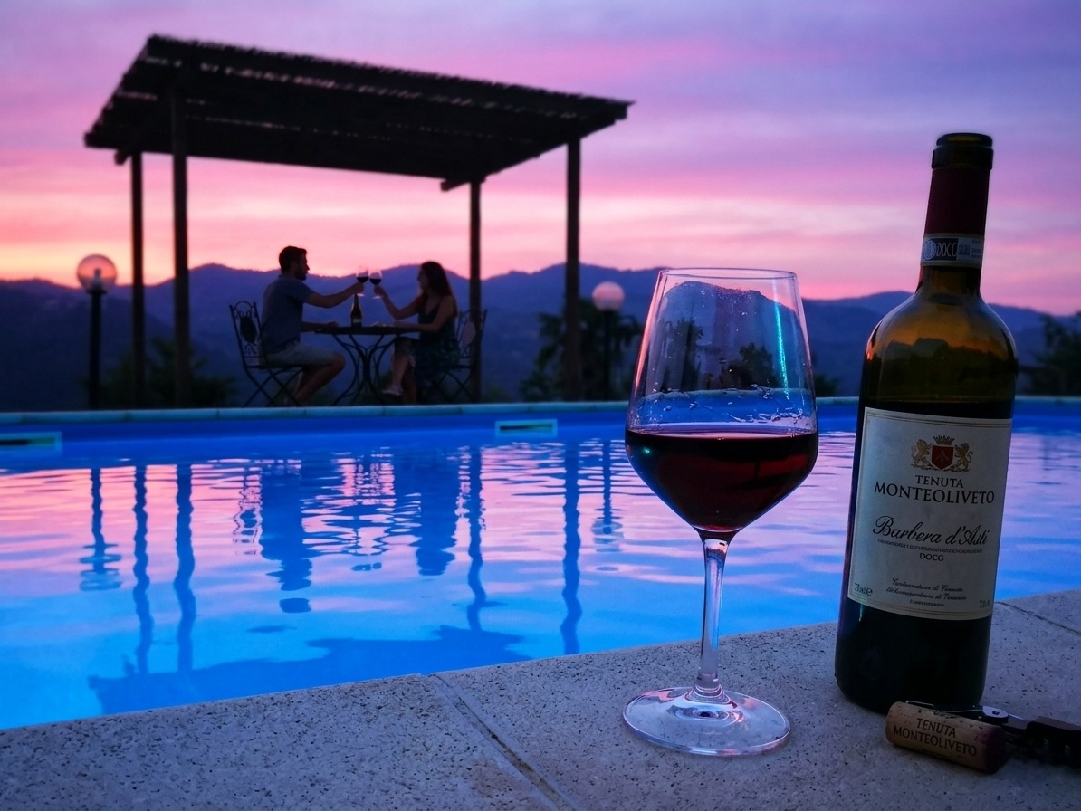 Tramonto e calice in piscina a Tenuta MonteOliveto